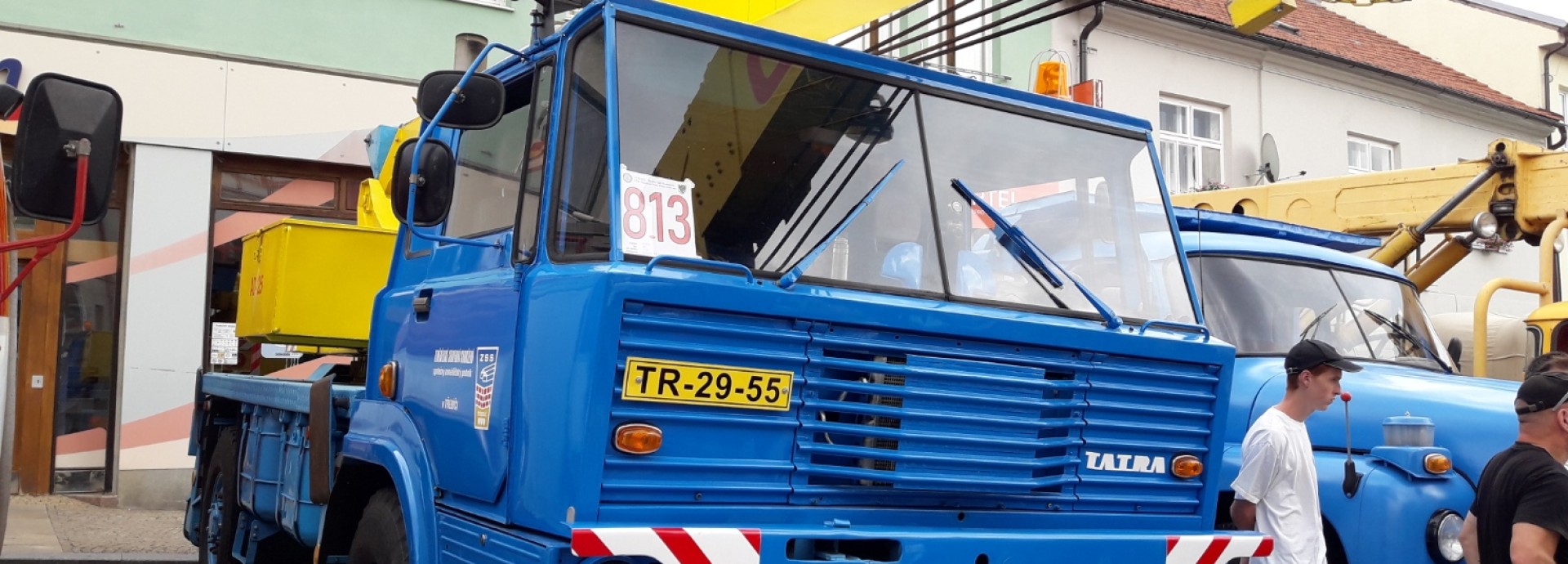 Tatra 813